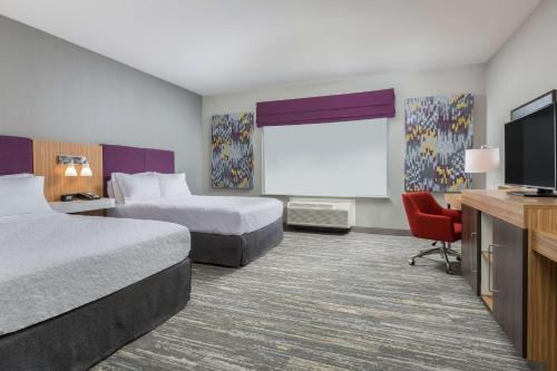 里诺Hampton Inn & Suites Reno/Sparks的酒店客房设有两张床和一台平面电视。