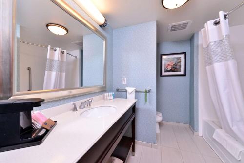 罗马罗马汉普顿酒店的一间带水槽和镜子的浴室