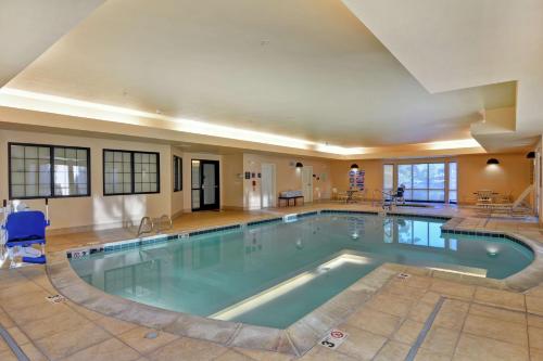 里诺里诺希尔顿惠庭套房酒店的在酒店房间的一个大型游泳池