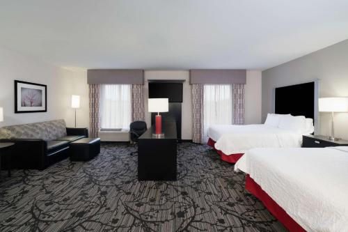 罗阿诺罗厄诺克机场/谷景购物中心汉普顿套房酒店的酒店客房,设有两张床和一张沙发