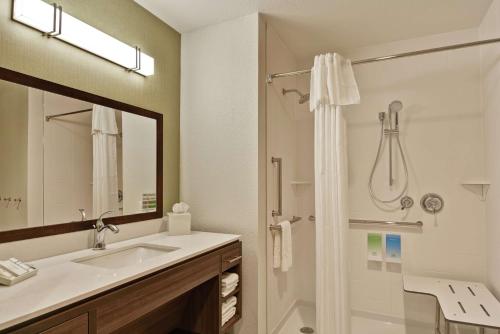 罗切斯特Home2 Suites by Hilton Rochester Mayo Clinic Area的一间带水槽和淋浴的浴室