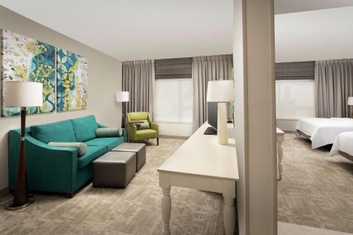 圣安东尼奥圣安东尼奥机场南希尔顿花园酒店的酒店客房配有蓝色的沙发和床。