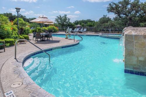 圣安东尼奥希尔顿圣安东尼奥山区酒店的度假村内带水景的游泳池