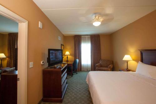 圣安东尼奥圣安东尼奥北希尔顿霍姆伍德套房酒店的酒店客房,配有床和电视