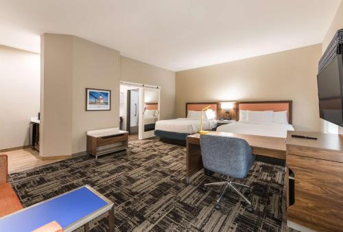 本顿港Hampton Inn & Suites Benton Harbor, MI的酒店客房配有两张床和一张书桌