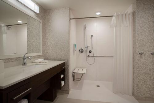 刘易斯Home2 Suites By Hilton Lewes Rehoboth Beach的带淋浴、盥洗盆和浴缸的浴室