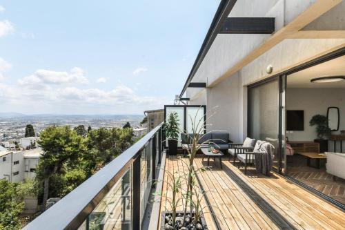 海法Stunning 2BR Apartment with Balcony and Ocean View in the Heart of Haifa by Sea N' Rent的市景公寓阳台