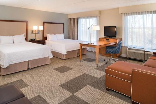 舍尔茨斯哥尔斯汉普顿套房酒店的酒店客房配有两张床和一张书桌
