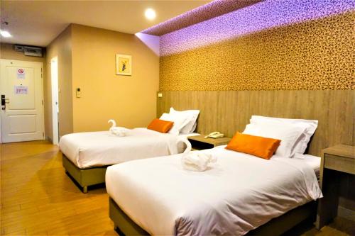 Ban Bang Toei (1)Nest n Rest Hotel的酒店客房,配有两张带毛巾的床