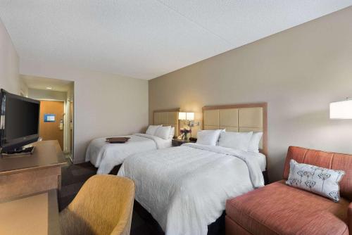 斯科茨菲尼克斯/斯科茨代尔汉普顿酒店的酒店客房设有两张床和一台平面电视。