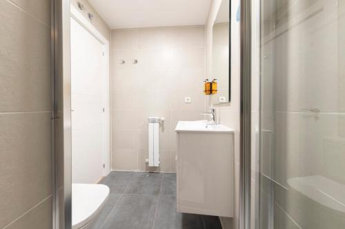 索里亚DWO Ábaster Suites的白色的浴室设有水槽和卫生间。