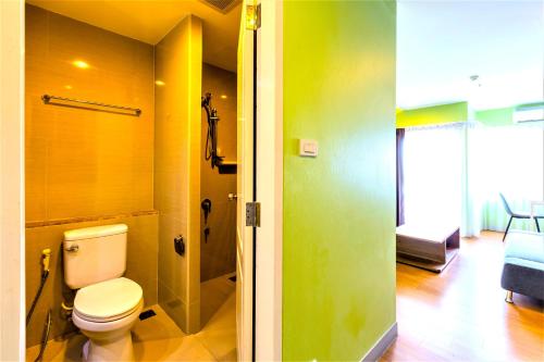 Ban Bang Toei (1)Nest n Rest Hotel的一间带卫生间的浴室和一间带床的房间