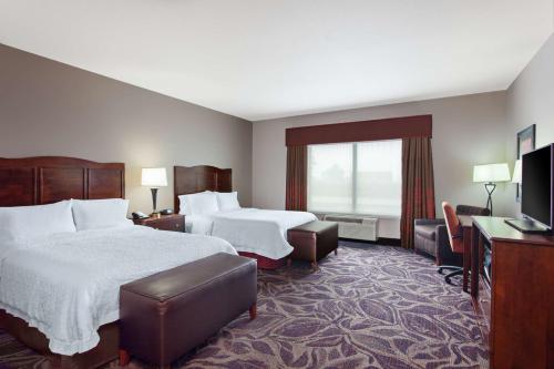埃弗里特西雅图汉普顿酒店/埃弗里特市中心的酒店客房设有两张床和一台平面电视。