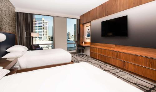 西雅图The Charter Hotel Seattle, Curio Collection By Hilton的酒店客房设有两张床和一台平面电视。