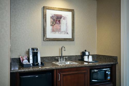 伊瑟阔西雅图/伊萨夸希尔顿花园酒店的厨房柜台设有水槽和微波炉