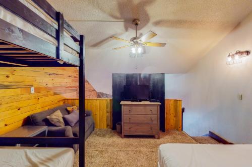 格兰比Silver Lodge B的一间卧室配有双层床、沙发和电视。