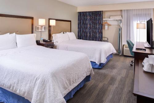 西塔科西雅图机场汉普顿酒店的酒店客房设有两张床和一台平面电视。