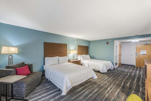 海沃德希尔顿恒庭酒店的酒店客房,设有两张床和一张沙发