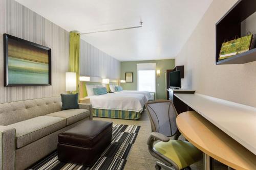 穆雷盐湖城穆雷UT希尔顿欣庭套房酒店的酒店客房,配有床和沙发