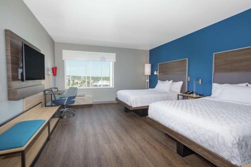 米德瓦尔Tru By Hilton Salt Lake City Midvale的酒店客房设有两张床和一台平面电视。