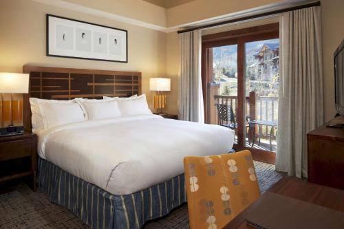 帕克城Hilton Grand Vacations Club Sunrise Lodge Park City的酒店客房设有一张大床和一个阳台。