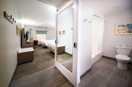 圣玛丽亚Hampton Inn & Suites Santa Maria的一间带卫生间和镜子的浴室
