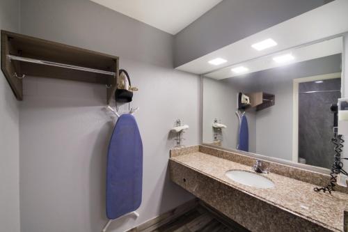布达布达美式超值旅馆的一间带水槽和镜子的浴室