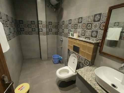 德拉敦OLIVIA HOME STAY的一间带卫生间和水槽的浴室