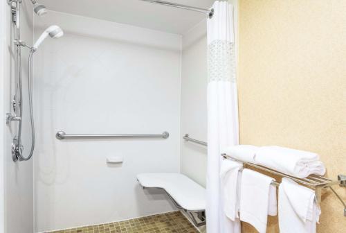 萨默塞特萨默塞特汉普顿酒店的带淋浴和白色毛巾的浴室