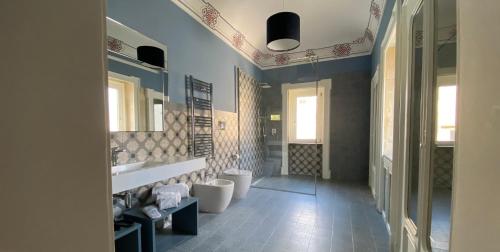 锡拉库扎Lanterne Magiche Ortigia Suites的浴室设有2个水槽和2个卫生间。