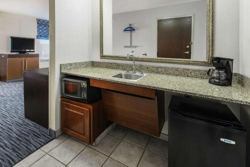 圣马科斯圣马科斯汉普顿套房酒店的一间带水槽和镜子的酒店浴室