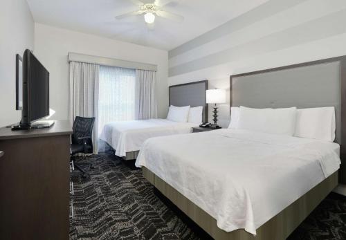 切斯特菲尔德圣路易斯切斯特菲尔德希尔顿霍姆伍德套房酒店的酒店客房设有两张床和一台平面电视。