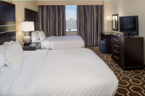 布里奇顿Embassy Suites by Hilton St Louis Airport的酒店客房设有两张床和一台平面电视。