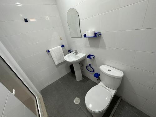 BelasDecifer Sport Resort的白色的浴室设有卫生间和水槽。