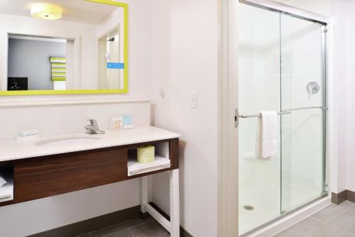 伍德伯里Hampton Inn & Suites Saint Paul Oakdale Woodbury的一间带水槽和淋浴的浴室