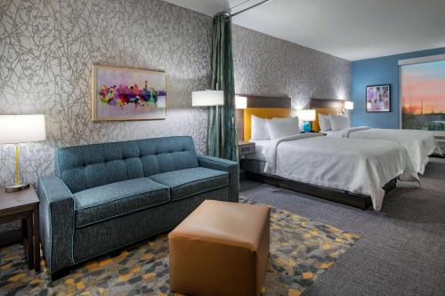 韦恩Home2 Suites By Hilton Wayne, NJ的酒店客房,配有床和沙发