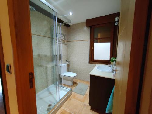 ArteaCasa的带淋浴、卫生间和盥洗盆的浴室