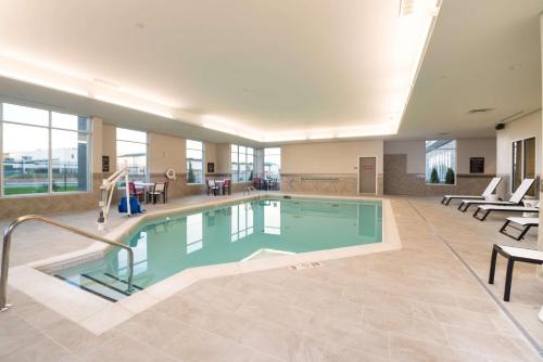 卡图萨Homewood Suites By Hilton Tulsa Catoosa的在酒店房间的一个大型游泳池