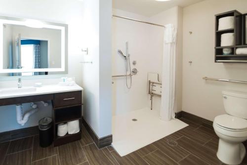 卡图萨Homewood Suites By Hilton Tulsa Catoosa的浴室配有卫生间、盥洗盆和淋浴。