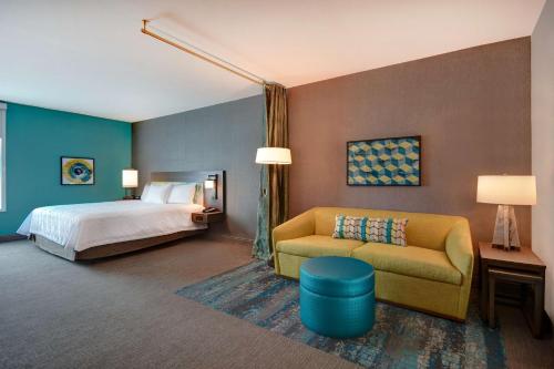 土桑Home2 Suites By Hilton Tucson Downtown的酒店客房,配有床和沙发