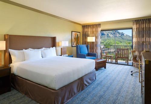 土桑图森希尔顿度假酒店的酒店客房设有一张大床和一个阳台。