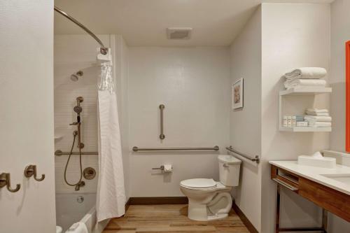 土桑Hampton Inn Suites Tucson Tech Park的带淋浴、卫生间和盥洗盆的浴室