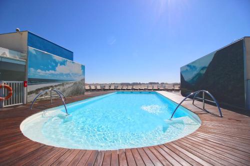 比亚里茨比亚丽兹丽笙酒店的建筑物屋顶上的游泳池