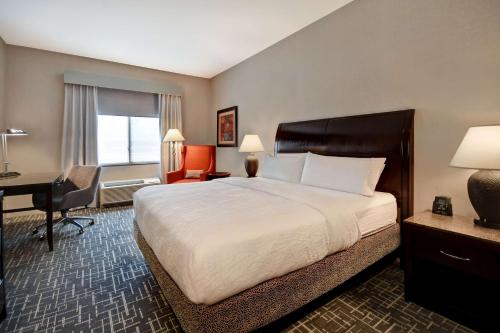 双子瀑布特温福尔斯希尔顿花园酒店的酒店客房设有一张大床和一张书桌。