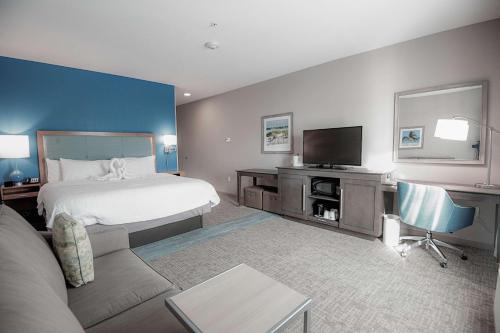 玛丽埃斯特Hampton Inn & Suites Mary Esther-Fort Walton Beach, Fl的一间酒店客房,配有一张床和一台电视