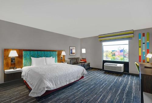 尤蒂卡尤蒂卡汉普顿酒店的酒店客房设有床和窗户。