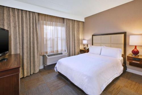 沃里克普罗维登斯汉普顿酒店 - 沃威克机场的酒店客房,配有床和电视