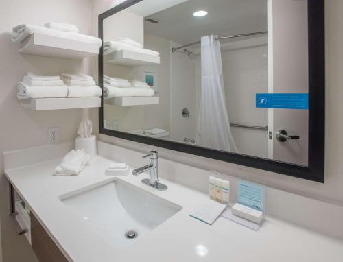 伍斯特伍斯特汉普顿酒店的一间带水槽和大镜子的浴室
