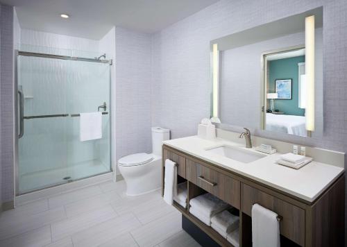 布兰特福德Home2 Suites By Hilton Brantford的一间带水槽、淋浴和卫生间的浴室