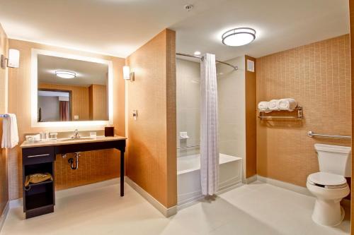 滑铁卢滑铁卢/圣雅各布希尔顿惠庭套房酒店的浴室配有卫生间、淋浴和盥洗盆。